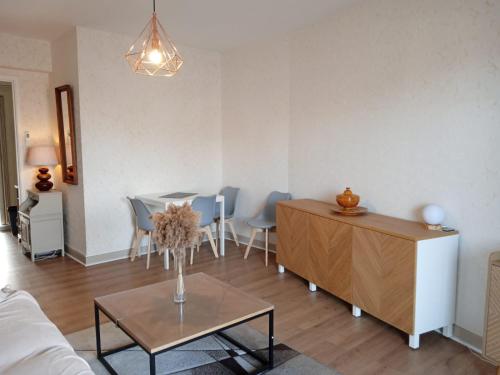 un salon avec une table et une salle à manger dans l'établissement Appartement traversant avec parking gratuit et navette gratuite plage à 2 mn à pied, à Cagnes-sur-Mer