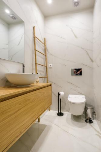 Art Deco 22 Luxury 2BR Apartment Downtown Metro AC