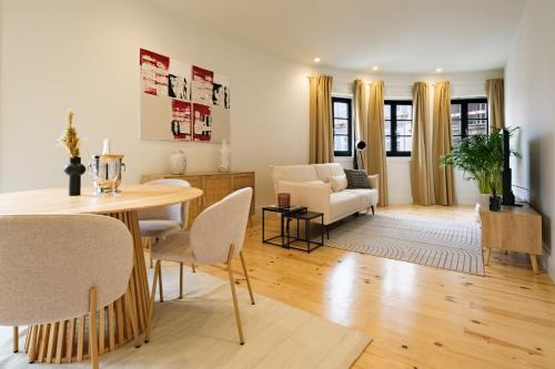 Art Deco 22 Luxury 2BR Apartment Downtown Metro AC
