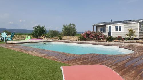 une piscine dans une cour avec une maison dans l'établissement Séjour au cœur du Minervois, à Azille