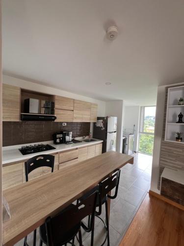 Η κουζίνα ή μικρή κουζίνα στο Moderno y tranquilo apartamento cerca a termales.