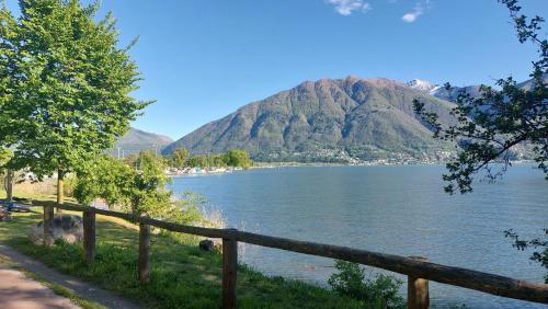 a view of a lake with mountains in the background at Casa celeste, stanza in appartamento condiviso in Minusio