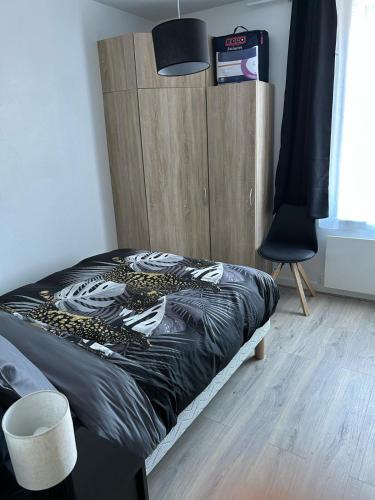 Ένα ή περισσότερα κρεβάτια σε δωμάτιο στο Senones appartement vue chateau