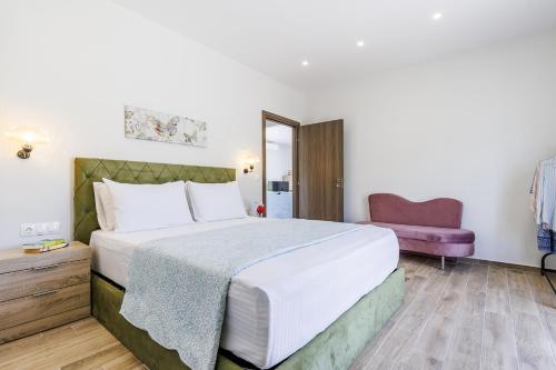 Ένα ή περισσότερα κρεβάτια σε δωμάτιο στο Iris Home - Paws Getaway