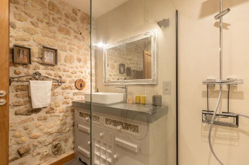une salle de bain avec un lavabo et une douche dans l'établissement Maison de la Dube - Valley view, à Bourré