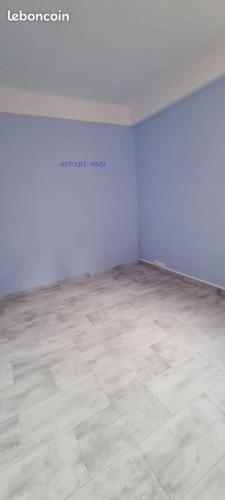 une chambre vide avec un mur blanc et du carrelage dans l'établissement Studio en location, à Angerville