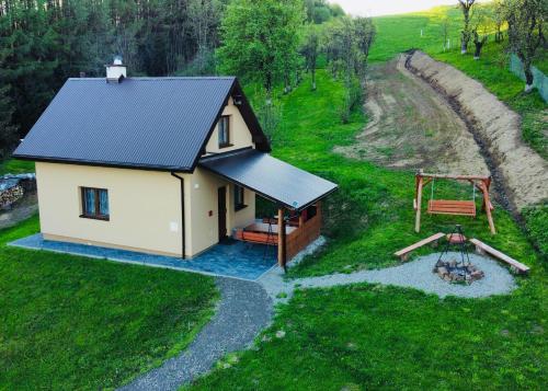 an overhead view of a small house in a field at Domek na Wzgórzu in Zahoczewie