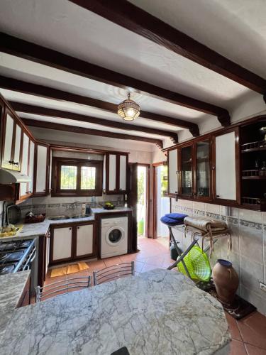 a large kitchen with a large marble counter top at Mini-Villa à deux pas de la plage in Cabo Negro