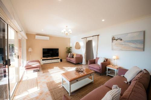 Et tv og/eller underholdning på Spacious Lake Front Home- Private Beach