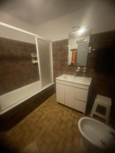 a bathroom with a sink and a toilet and a shower at Quinta Pura Natura in Alqueidão de Santo Amaro