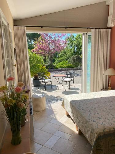 - une chambre avec un lit et une terrasse dans l'établissement Chambre de charme climatisée, avec piscine, à Grasse