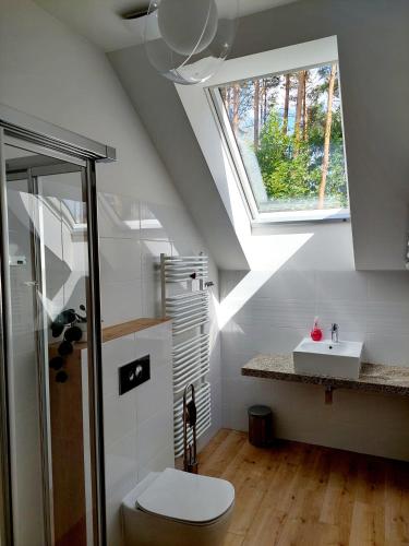Un baño de Forrest style Pokoje gościnne