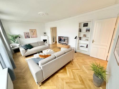 een woonkamer met een bank en een tafel bij Deluxe 4 Bedrooms 180 m2 Canal View Prime Location in Kopenhagen