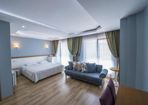 a bedroom with a bed and a couch at Yildiz Hotel in Fatsa