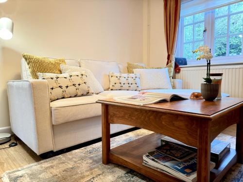 a living room with a couch and a coffee table at New Forest Cozy 3-Bed Family Cottage, PaultonsPark in Bartley