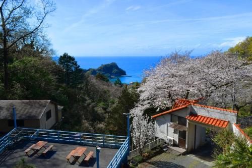 Fotografie z fotogalerie ubytování 紺碧の海眺望の絶景宿コートロシューズ v destinaci Matsuzaki