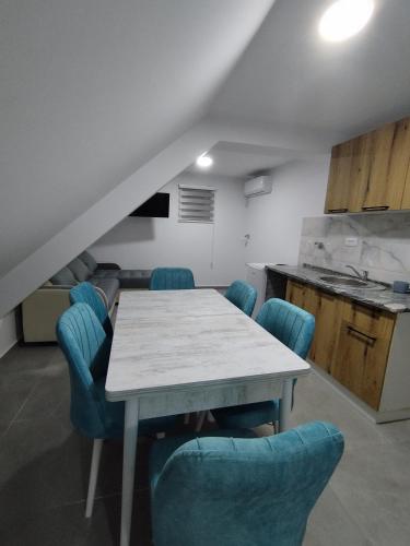 Una cocina o zona de cocina en Apartmani Manić