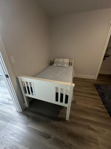 Una cama o camas en una habitación de Adventure Basement Unit