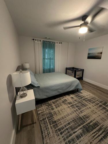 Una cama o camas en una habitación de Adventure Basement Unit