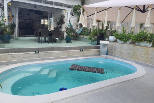 een groot zwembad met noedels in het zwembad bij La Luciolla Loft Cabana in São Marcos