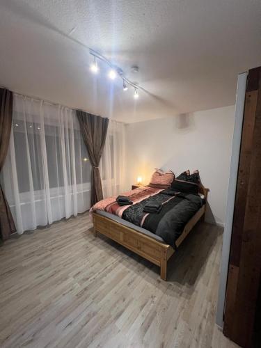 a bedroom with a bed in a room at Ferienwohnung am Krugplatz in Detmold