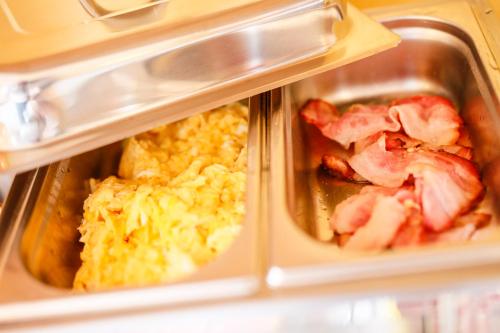 ホテルの敷地内または近くでの食事または食べ物