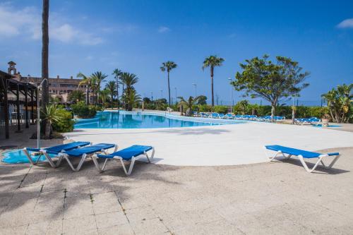 Piscina de la sau aproape de Apartamentos Turísticos Bahía Sur