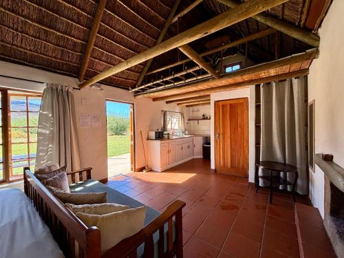 Una sala de estar con una cama y una cocina. en Enjo Nature Farm, en Cederberg