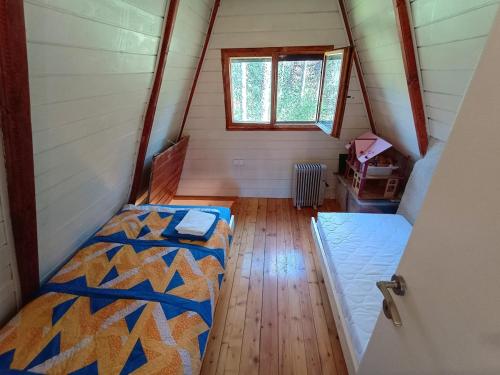 Katil atau katil-katil dalam bilik di Cozy hut in the pine forest