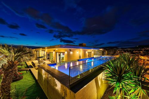 Sky Pool Penthouse with a huge heated private pool