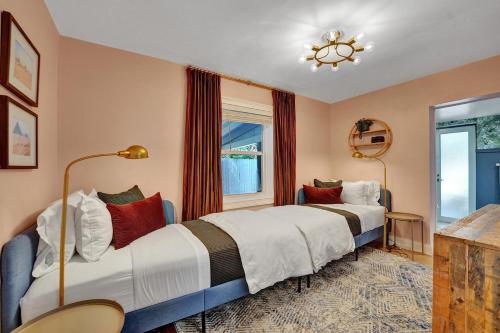 Ένα ή περισσότερα κρεβάτια σε δωμάτιο στο 2 Bedroom 2 Bath King Suite Heated Private Pool