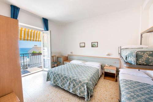ein Hotelzimmer mit 2 Betten und einem Balkon in der Unterkunft Stella Hotel in Sirolo