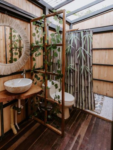 a bathroom with a toilet and a sink and a shower at Copoazú Glamping in Floridablanca