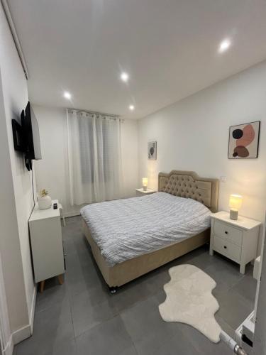 - une chambre avec un lit, 2 tables et une télévision dans l'établissement Maison appartement 54m2, à Varennes-Vauzelles