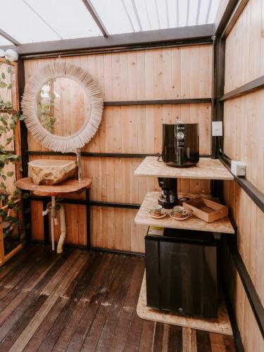 a small kitchen with a stove and a mirror at Copoazú Glamping in Floridablanca