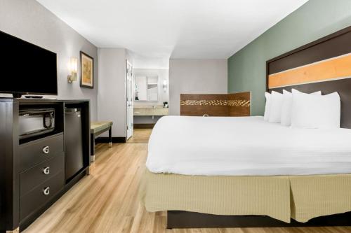 Ένα ή περισσότερα κρεβάτια σε δωμάτιο στο Best Western Executive Suites