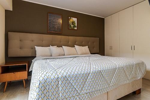 a bedroom with a bed with a blue and white comforter at Confortable apartamento en Miraflores cerca del malecón C1 in Lima