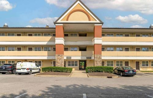 a large building with cars parked in a parking lot at Extended Stay America Suites - Louisville - Dutchman in Louisville