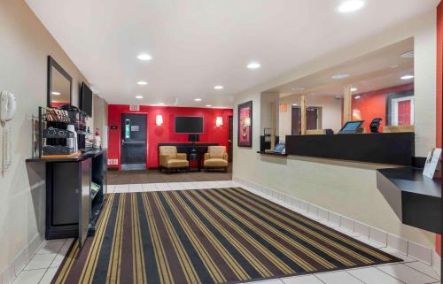 a lobby of a hotel with a waiting room at Extended Stay America Suites - Princeton - South Brunswick in South Brunswick Terrace