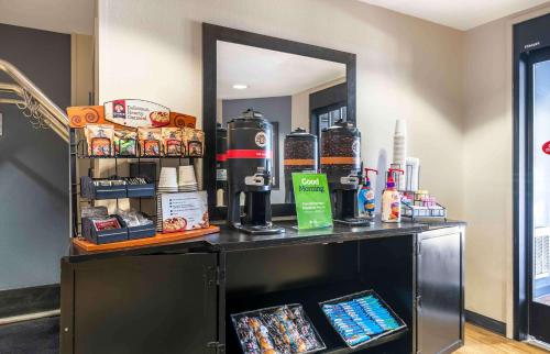 un mostrador en una habitación con espejo en Extended Stay America Suites - Portland - Scarborough, en Scarborough