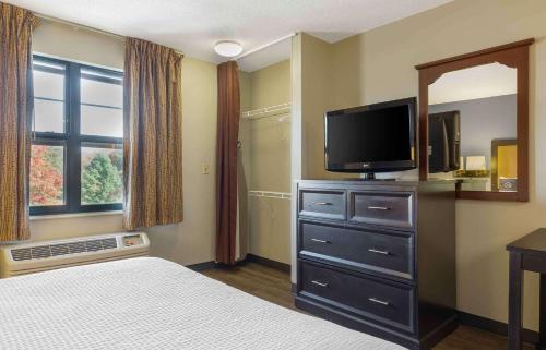 a bedroom with a bed and a television on a dresser at Extended Stay America Suites - Hartford - Meriden in Meriden