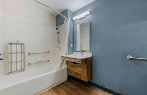 un bagno con lavandino e specchio di Extended Stay America Suites - Miami - Airport - Doral a Miami