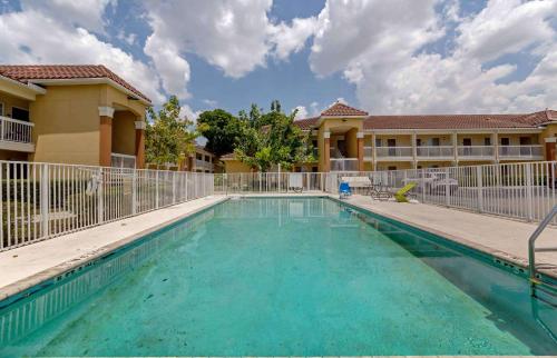 una piscina di fronte a un edificio di Extended Stay America Suites - Miami - Airport - Doral a Miami