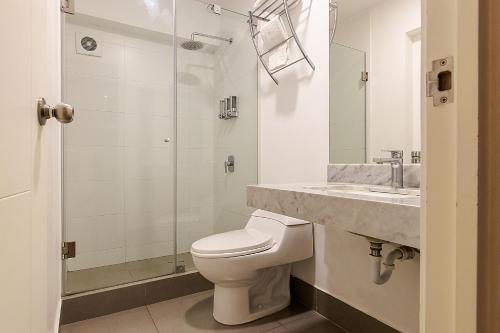 a bathroom with a toilet and a sink and a shower at Confortable apartamento en Miraflores cerca del malecón C1 in Lima
