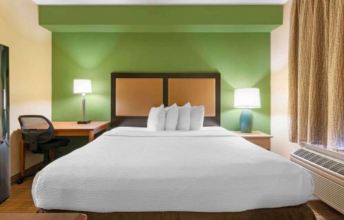 Ένα ή περισσότερα κρεβάτια σε δωμάτιο στο Extended Stay America Suites - Kansas City - Overland Park - Metcalf Ave