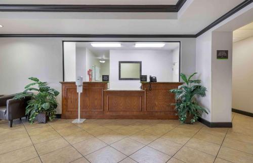 バートルズビルにあるExtended Stay America Suites - Bartlesville - Hwy 75の受付デスクのある待合室のあるロビー