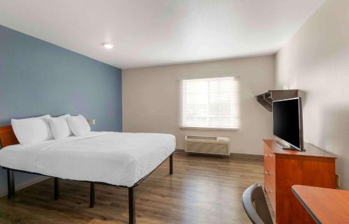 Кровать или кровати в номере Extended Stay America Select Suites - Cleveland - Airport