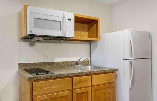 Кухня или мини-кухня в Extended Stay America Select Suites - Cleveland - Airport
