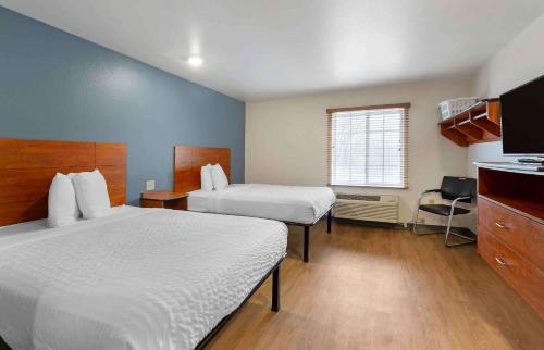 Кровать или кровати в номере Extended Stay America Select Suites - Cleveland - Airport