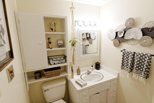 Kuchyň nebo kuchyňský kout v ubytování LAKE-FRONT! Hot tub, walk 2 town, chrgr sleeps 17